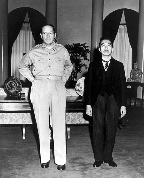 Fil:Macarthur hirohito.jpg