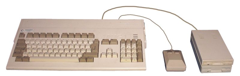 Fil:Amiga 1200 with mouse, drives.jpg