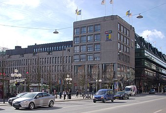 Hamngatan före och efter Norrmalmsregleringen. Bilden till vänster är från 1964 och viser Blancheteatern vid Kungsträdgården, med vy mot väst. Bilden till höger är från våren 2009, i stället för Blanchteatern uppfördes 1969 Sven Markelius' Sverigehuset. 