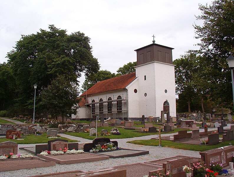 Fil:Klövedals kyrka 2.jpg