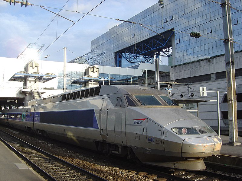 Fil:TGV train in Rennes station DSC08944.jpg