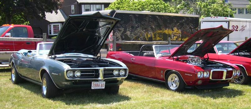 Fil:1968 and 1969 Pontiac Firebird.jpg