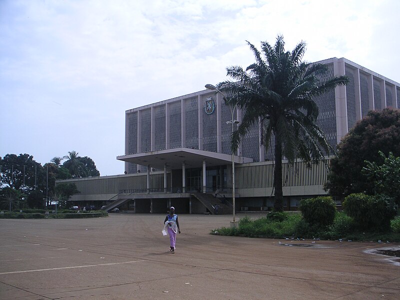 Fil:Conakry-palaisdupeuple.JPG