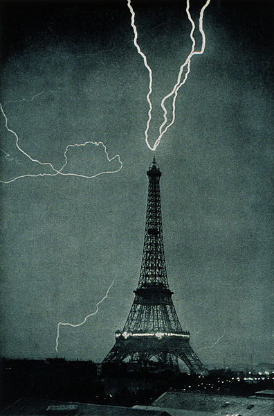 Fil:Lightning striking the Eiffel Tower - NOAA.jpg