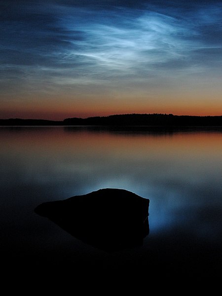 Fil:Noctilucent clouds over saimaa.jpg