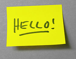 En Post-It med texten "Hello!", vilket är engelska för “Hej!”