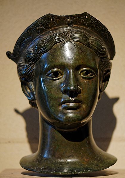Fil:Etruscan divinity Louvre Br7.jpg