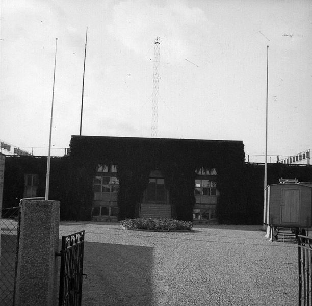 Fil:Spånga Radiostation 1955 - entrén.jpg