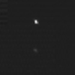De två "fläckarna" på denna bild är två bilder av asteroiden 2002 JF56 taget den 11 juni (den nedre, på 3,36 miljoner kilometers avstånd) och den 12 juni, 2006 (den övre, på 1,34 miljoner kilometers avstånd)