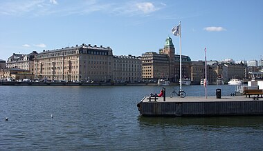 Bilden till vänster är en vy från Gustav III:s staty på Skeppsbron. Bilden till höger är en vy från Strandvägen, april 2009.Foto: Holger Ellgaard