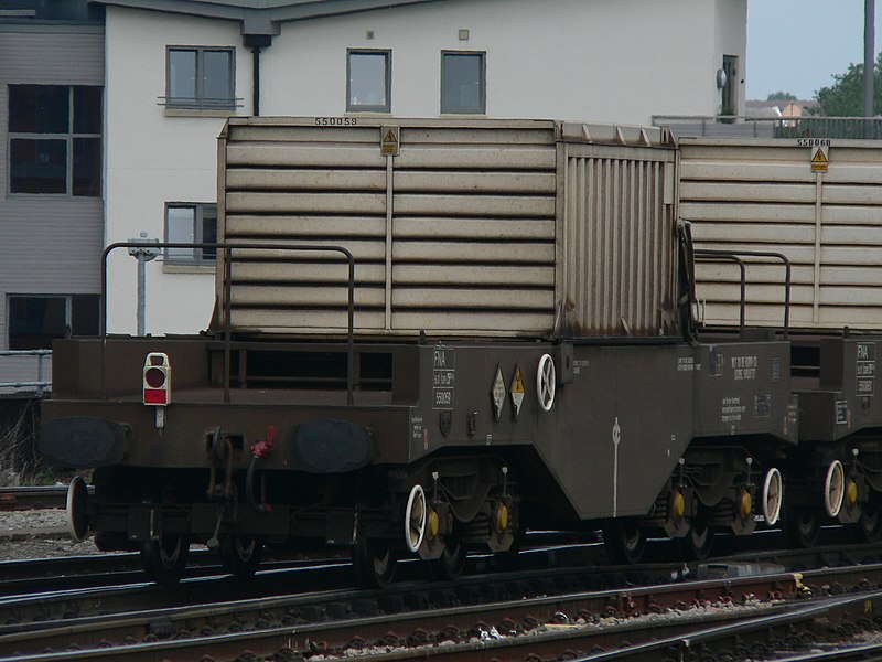 Fil:Nuclear waste flask train at Bristol Temple Meads 02.jpg