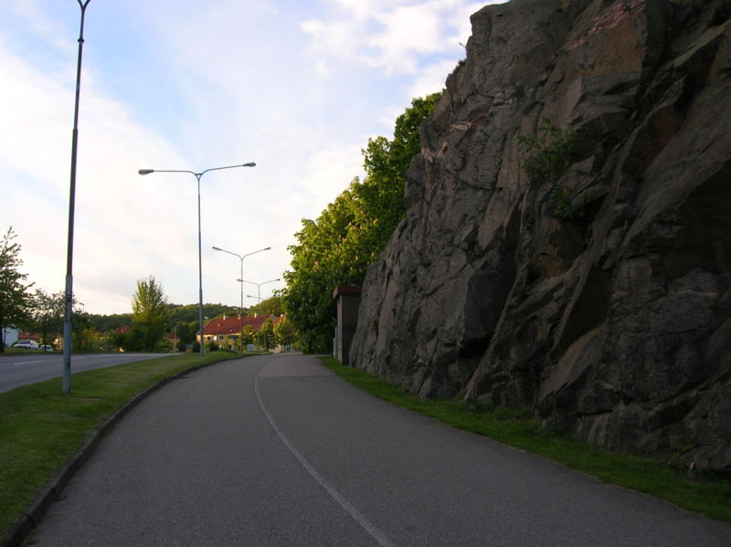 Fil:Road and mountain wall.JPG