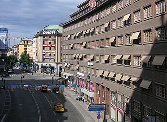 Cyrillus Johanssons Centrumhuset 1945 och 2008, vy mot väst från Malmskillnadsbron visar en oförändrad stadsbild. Fotografiet från 1945 togs av Gunnar Lundh. 