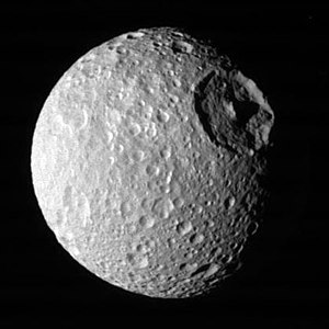 Mimas, fotograferad av Cassini 2005 (NASA)