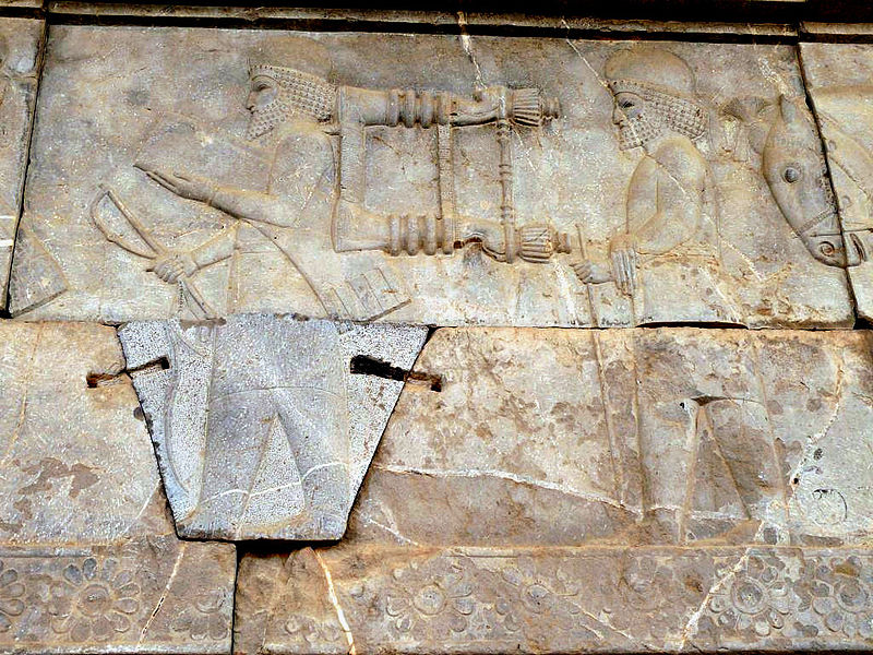 Fil:Persepolis Apadana royal chair carriers.jpg