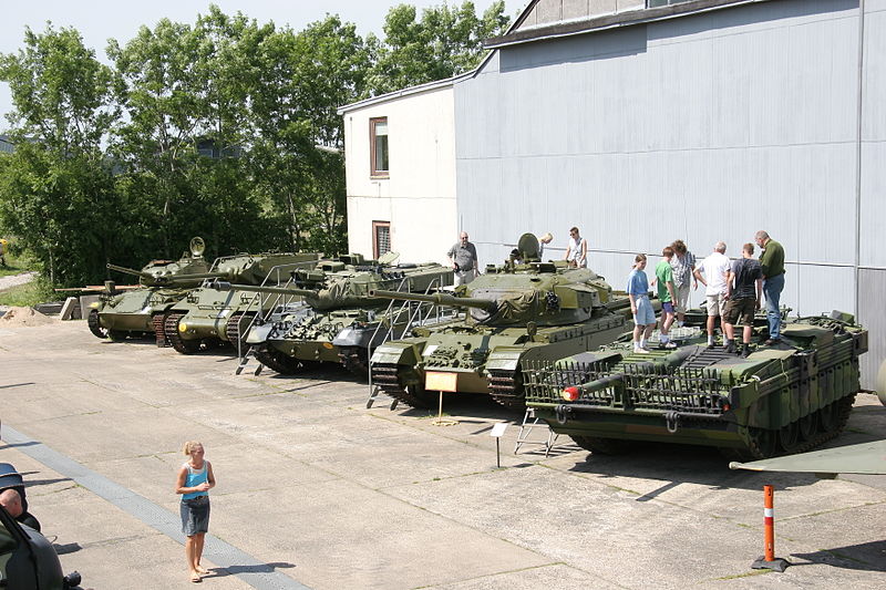 Fil:Tanks at Aalborg Defence and Garrison Museum.jpg