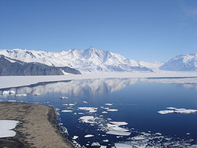 Mt Herschel på Antarktis sett från Cape Hallet.