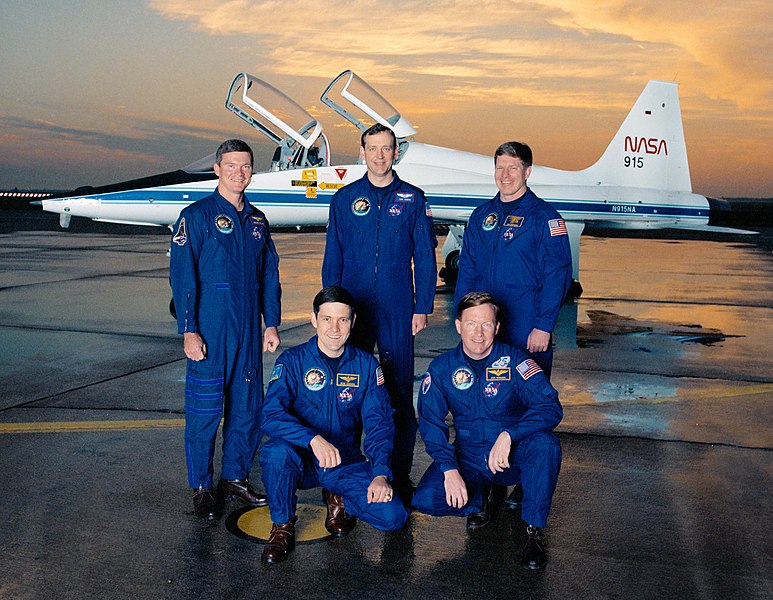 Fil:STS-41 crew.jpg