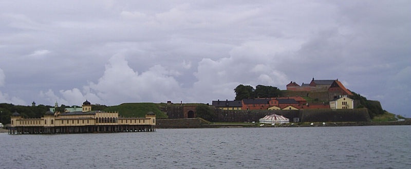 Fil:Varbergs fästning och kallbadhus.jpg