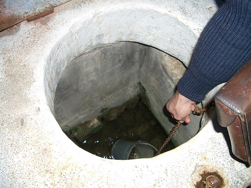 Fil:Cistern getting water.jpg