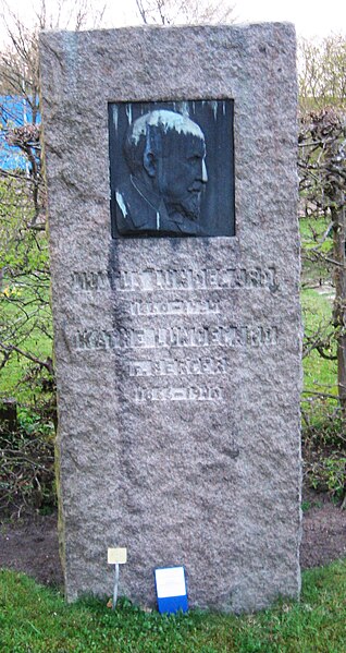 Fil:Grave of swedish artist Justus Lundegård.jpg