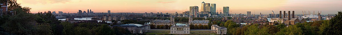 Utsikt från Greenwich Park med Queen’s House och National Maritime Museums flyglar i förgrunden. Längst högerut syns även The O2:s vita dom.