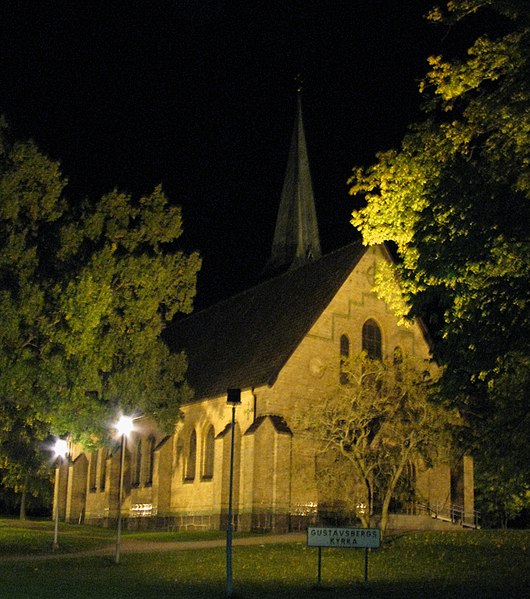 Fil:Gustavsbergs kyrka på kvällen.jpg