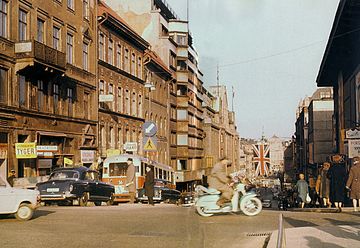Hamngatan före och efter Norrmalmsregleringen. Bilden till vänster är från 1956, bilden till höger från 2008, båda är tagna från Malmskillnadsgatan mot öst. Bara två byggnader är kvar; NK på vänstra sidan Hamngatan och huset med brun fasad intill NK. Fotografiet från 1956 togs av Gunnar Lundh. 