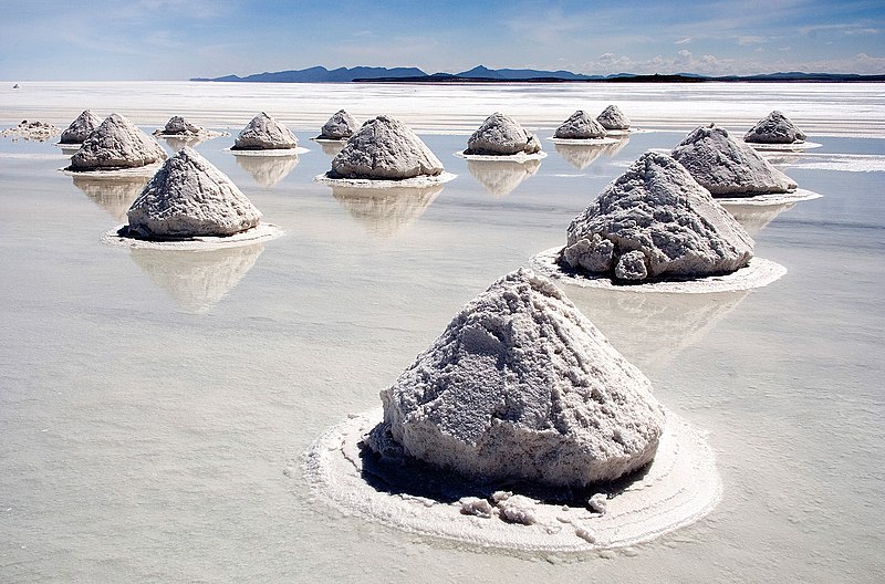 Fil:Piles of Salt Salar de Uyuni Bolivia Luca Galuzzi 2006 a.jpg
