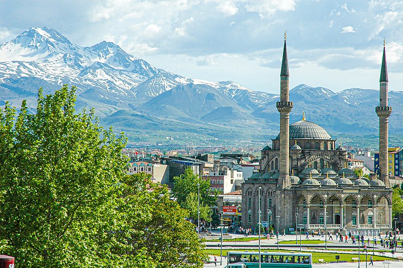 Fil:Kayseri'deki Erciyes dağı ve Bürüngüz camii.JPG