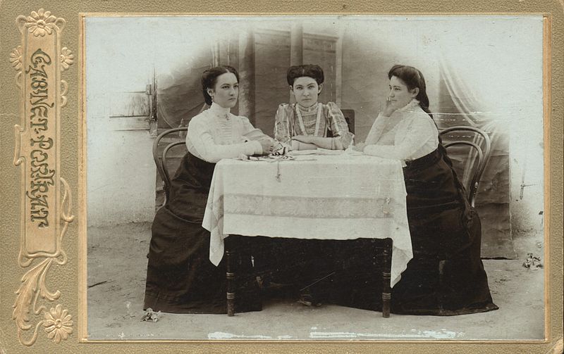 Fil:Three ossetian teachers.jpg