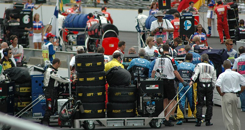 Fil:Tyre carts on grid at USGP 2005.jpg