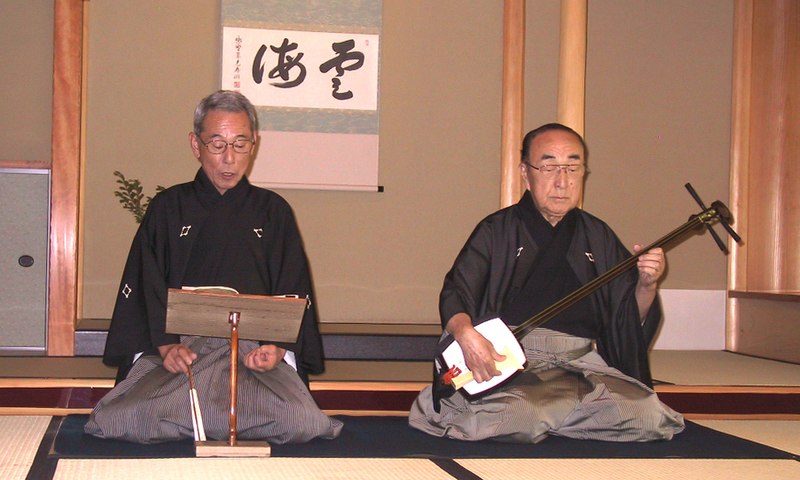 Fil:Man playing shamisen.jpg