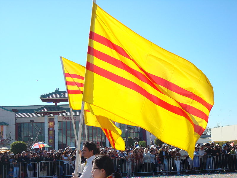 Fil:South Vietnamese flag parade.jpg