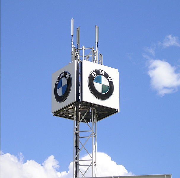 Fil:BMW Logo für Werbung auf Gestell montiert.JPG