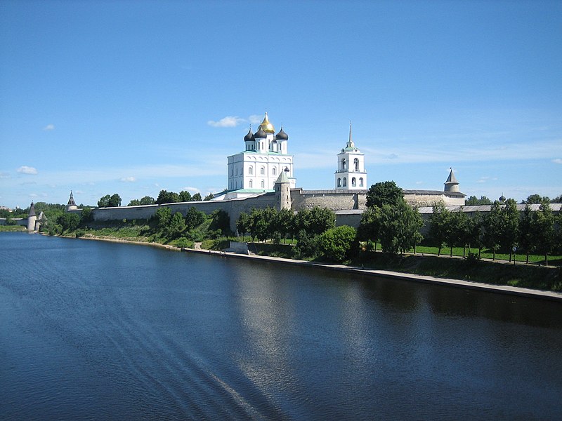 Fil:Troizkiy cathedral (Pskov).jpg