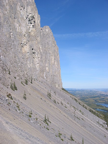 Fil:Yamnuska bottom cliff.jpg