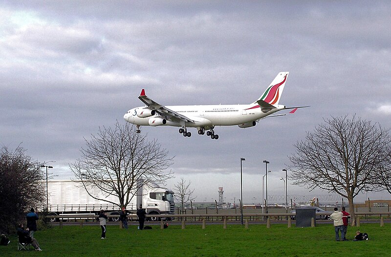 Fil:Aircraft.spotting.srilankan.arp.jpg