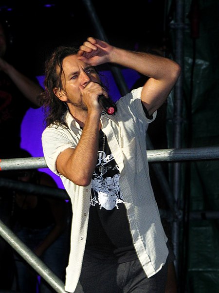 Fil:Eddie Vedder and Pearl Jam in concert in Italy 2006.jpg
