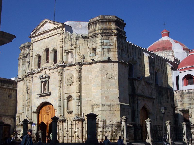 Fil:IglesiaEnCentroHistórico-Oaxaca de Juárez-Oaxaca-Mexico.jpg