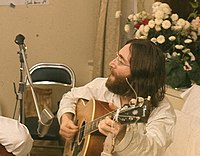 John Lennon under inspelningen av "Give Peace a Chance" 1969.