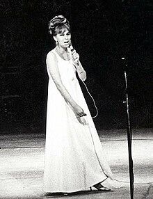 Adolphson som Olga "Lolly" Jönsson vid musikaldebuten på Tibble Teater i Täby 24/3 1968 (foto från Lars Jacob Prod)