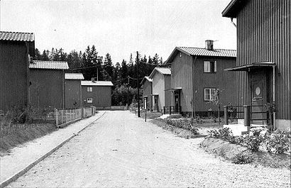 Savolaxgatan, strax intill Hemskogen. Den vänstra bilden är tagen den 28 juni 1932 av SMÅAs fotograf. Till höger samma gata i mars 2009. 