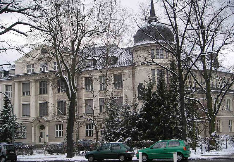 Fil:Freie Universitaet Berlin Otto-Hahn-Bau im Winter 01-2005.jpg