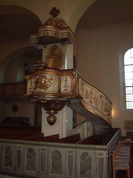 Fil:Predikstolen i Norrköpings Sankt Olai kyrka är från 1798 och skapad bildhuggaren Carl Fredrik Beurling, 21 november 2005.JPG