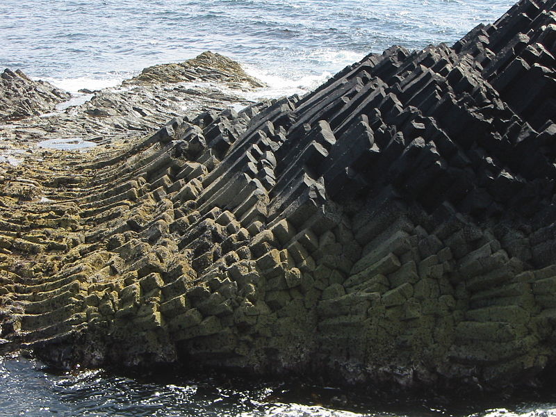 Fil:Staffa beside 14624.JPG