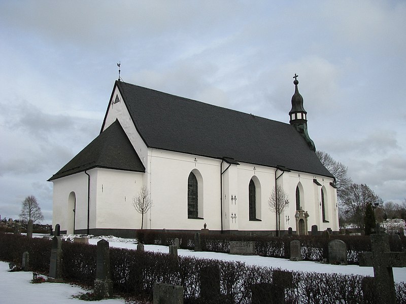 Fil:Österåkers kyrka, sydvästifrån.jpg