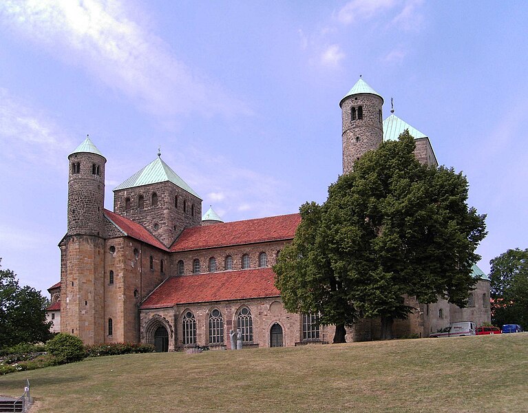 Fil:Hildesheim-St Michaels Church.outside.JPG