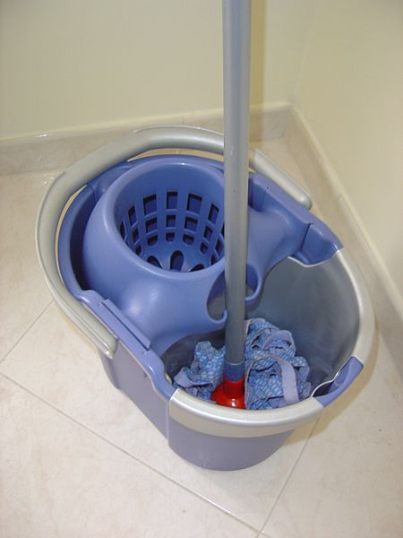 Fil:Janitor's bucket with mop.jpg