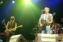 Kings of Leon uppträder live vid Benicàssim, 22 juli 2007.Från vänster till höger: Matthew, Caleb, och Nathan Followill (bakom - trummor).